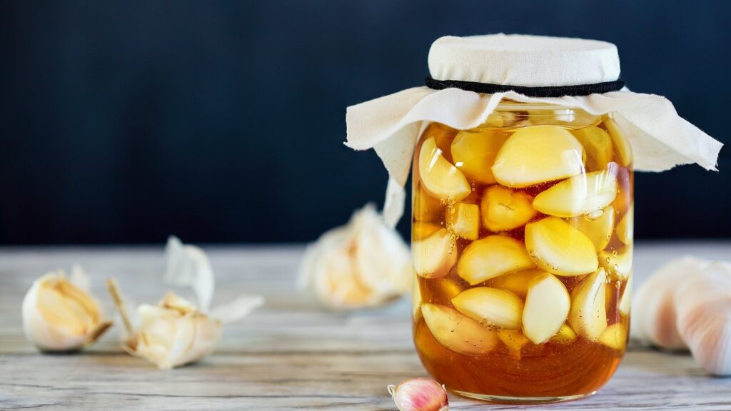 Knoblauch in Honig fermentieren: Anleitung & Wirkung